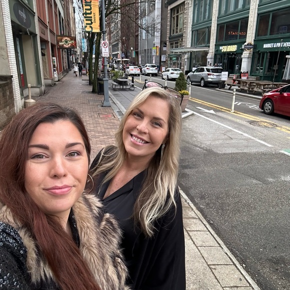 Meet your Posher Jennifer💚 - Picture 2 of 12